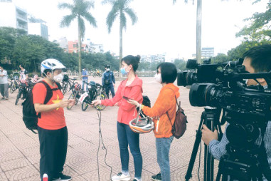 Trải nghiệm Hà Nội cùng các phóng viên bằng xe đạp
