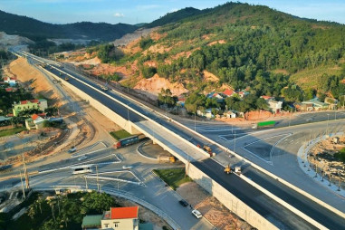 Khởi công tuyến đường nối cao tốc Nội Bài - Lào Cai với Lai Châu