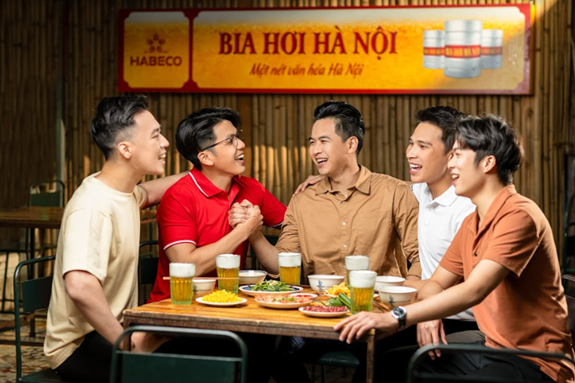Bia hơi Hà Nội: Từ thành tựu sáng tạo của người Việt đến nét văn hóa riêng xứ kinh kỳ