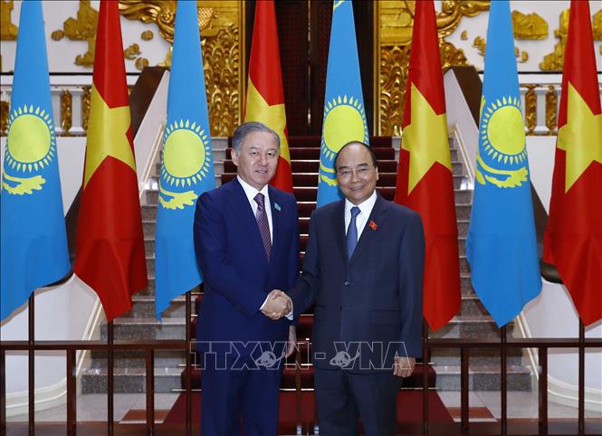 Thủ tướng Nguyễn Xuân Phúc tiếp Chủ tịch Hạ viện Kazakhstan