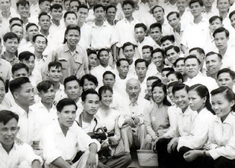 Chủ tịch Hồ Chí Minh với các nhà báo vào năm 1960. Ảnh: TL