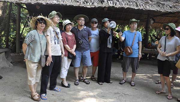 Trên bàn viết, mỗi ngày