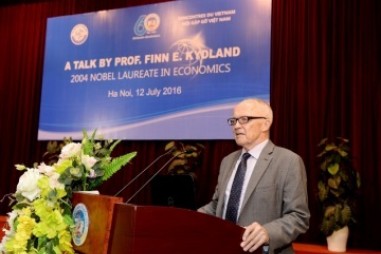 Giáo sư đoạt giải Nobel Kinh tế thuyết trình tại Hà Nội