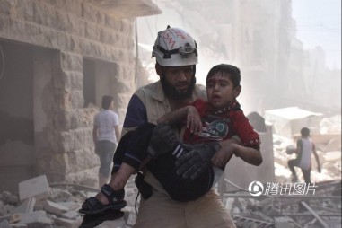 [Photo] Hình ảnh em bé Syria nằm dưới đống đổ nát gây xúc động mạnh