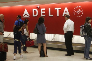 Delta Airlines sập mạng toàn cầu, khách xếp hàng dài ở sân bay