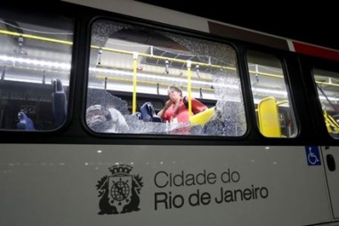Xe chở nhà báo tác nghiệp tại Olympic Rio bị tấn công