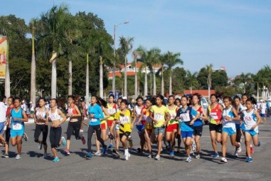 Nhiều vận động viên chuyên nghiệp tham gia giải việt dã báo Quảng Nam năm 2016