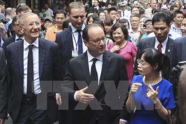 Báo chí Pháp đưa tin đậm nét về chuyến thăm Việt Nam của ông Hollande
