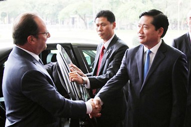 Ông Đinh La Thăng muốn Tổng thống Hollande phát triển tiếng Pháp cho SV