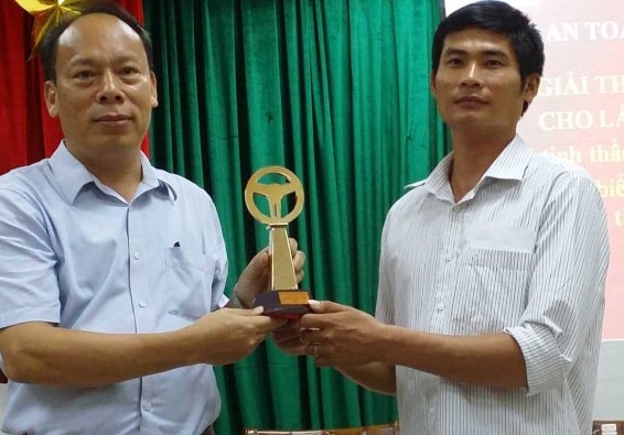 Lái xe Phan Văn Bắc nhận giải thưởng “Vô lăng vàng 2016”