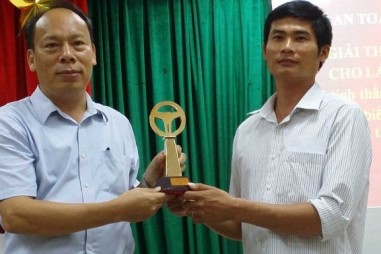 Lái xe Phan Văn Bắc nhận giải thưởng “Vô lăng vàng 2016”