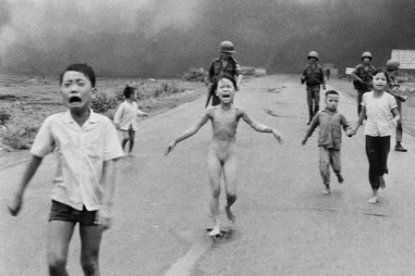 Mark Zuckerberg bị chỉ trích vì xóa bức ảnh chiến tranh Việt Nam