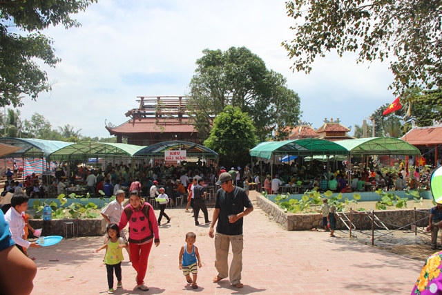 Hàng ngàn du khách dự Lễ giỗ cụ Nguyễn Trung Trực