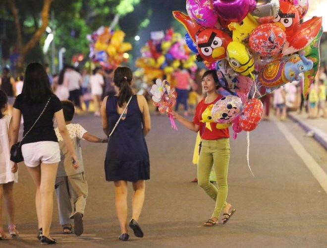 Hàng rong "oanh tạc" phố đi bộ