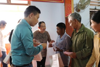 Trao hơn 500 suất quà cho người dân ở Quảng Bình