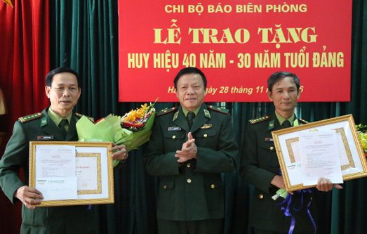 Đại tá, Nhà báo Nguyễn Hòa Văn nhận huy hiệu 40 năm tuổi Đảng