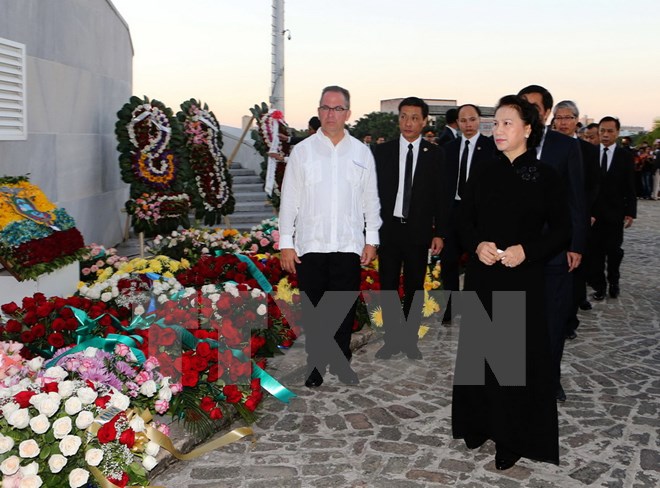 Chủ tịch Quốc hội Việt Nam viếng lãnh tụ Fidel Castro