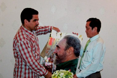 Xúc động nhận  tấm hình chân dung lãnh tụ Fidel Castro