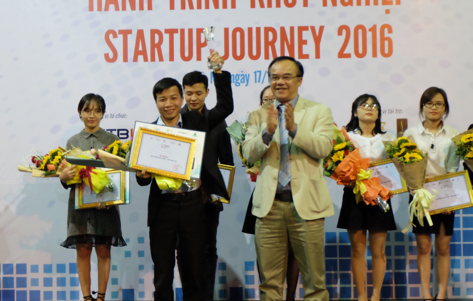 Lên men ngũ cốc dùng cho sản xuất dược mỹ phẩm đoạt giải nhất Startup journey 2016