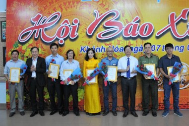 Tạp chí Người Làm Báo được khen thưởng tại Hội báo xuân tỉnh Khánh Hòa