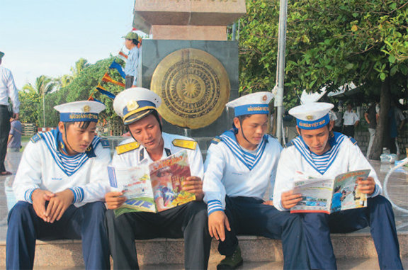 Mang báo Tết ra Trường Sa