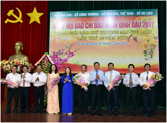 Trao giải báo chí  viết về Thương mại - Du lịch năm 2016