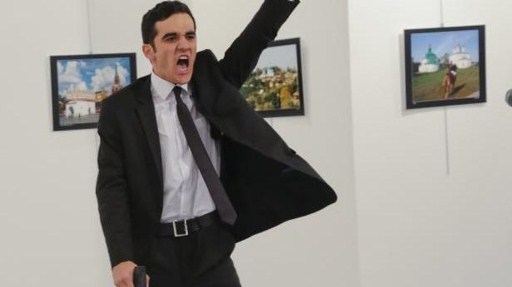 Ảnh chụp kẻ bắn chết đại sứ Nga giành giải World Press Photo 2017
