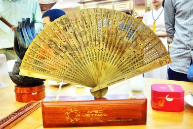 Việt Nam chọn quạt trầm hương làm quà lưu niệm cho các đại biểu dự APEC