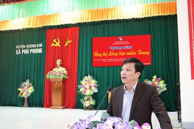 Trao quà cho người dân huyện Hương Khê, Hà Tĩnh