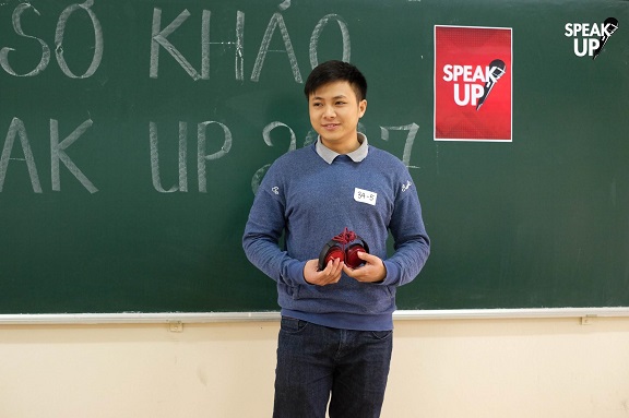 Bất ngờ với thử thách dẫn chương trình cùng đồ vật