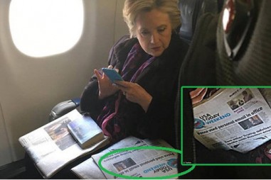 Lộ bức ảnh bà Hillary Clinton đang đọc tin Phó Tổng thống Pence sử dụng email cá nhân