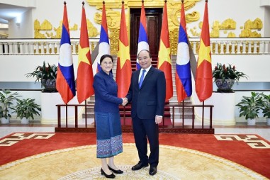 Thủ tướng Chính phủ Nguyễn Xuân Phúc tiếp Chủ tịch Quốc hội Lào
