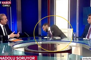 Nhà báo bất ngờ ngất xỉu khi phỏng vấn trực tiếp trên truyền hình Thổ Nhĩ Kỳ
