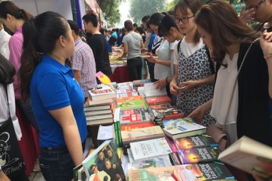 Hàng nghìn bạn đọc tham dự Ngày sách Việt Nam lần thứ 4