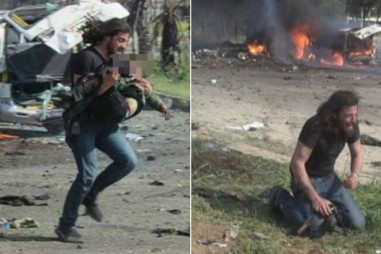 Phóng viên quỳ khóc bên em bé Syria bị đánh bom khi đang sơ tán