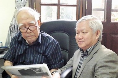 Nhà báo Thái Duy trao tặng hiện vật cho Bảo tàng báo chí Việt Nam