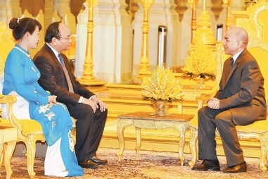Thủ tướng Nguyễn Xuân Phúc yết kiến Quốc vương Campuchia