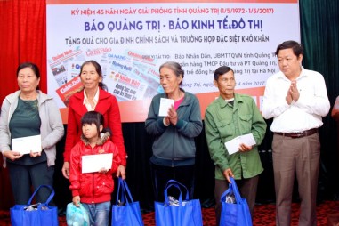 Trao tặng 120 suất quà cho gia đình chính sách tại Quảng Trị