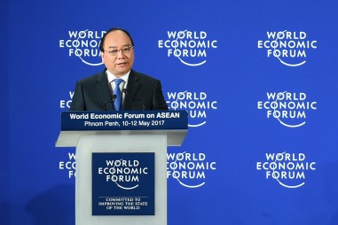 Thủ tướng Nguyễn Xuân Phúc nhận chuông nước chủ nhà WEF - ASEAN 2018