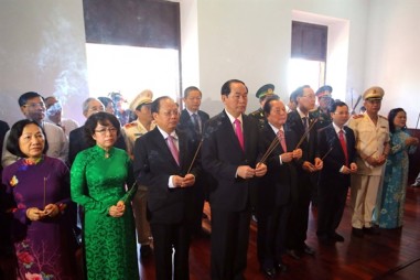 Chủ tịch nước Trần Đại Quang dâng hương tưởng niệm Chủ tịch Hồ Chí Minh