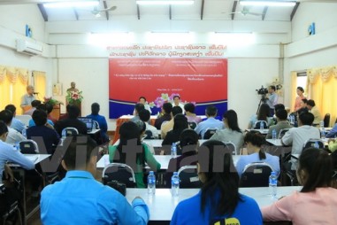 Hỗ trợ kỹ năng biên tập và xử lý thông tin trên mạng cho nhà báo Lào