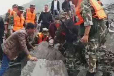 Lở đất khủng khiếp tại Trung Quốc: Hơn 40 ngôi nhà và hàng trăm người bị vùi lấp