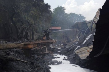 Hà Nội: Cháy lớn tại kho phế liệu ở khu làng nghề Triều Khúc