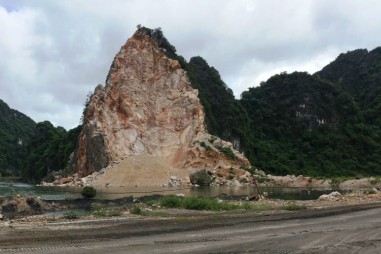 Bộ Văn Hóa yêu cầu Quảng Ninh báo cáo rõ vụ xẻ núi đá Hạ Long trước 30/6
