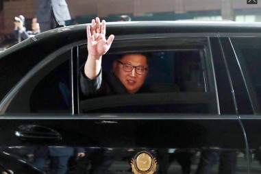 Cận cảnh đoàn xe chở ông Kim Jong-un rời sân bay Changi