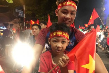 Cả nước ăn mừng chiến thắng của Olympic Việt Nam