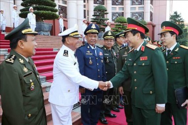 Thượng tướng Phan Văn Giang tiếp Tổng Tư lệnh Quân đội Hoàng gia Campuchia đến thăm Việt Nam