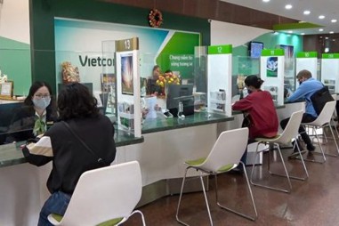 Vietcombank tiếp tục giảm nhiều biểu phí dịch vụ hỗ trợ khách hàng 