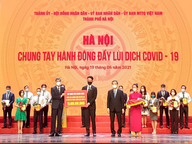 Tân Hoàng Minh Group trao tặng 20 tỷ đồng cho quỹ vaccine TP. Hà Nội