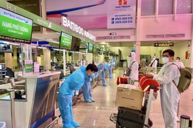 Bamboo Airways bay chuyên cơ khứ hồi đưa gần 200 y bác sĩ từ miền Trung vào TP HCM chống dịch